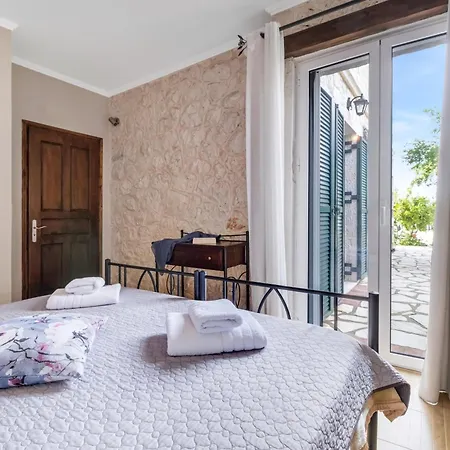 Vilă Goudis Evelyn *